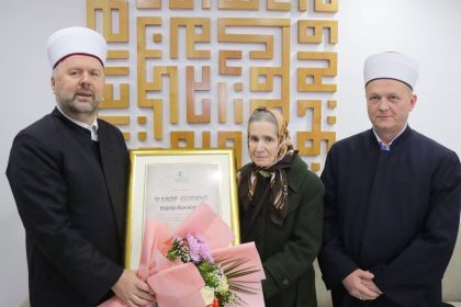 Muftija zenički uručio priznanje “Vakif godine” Hajriji Kovačević iz Teslića
